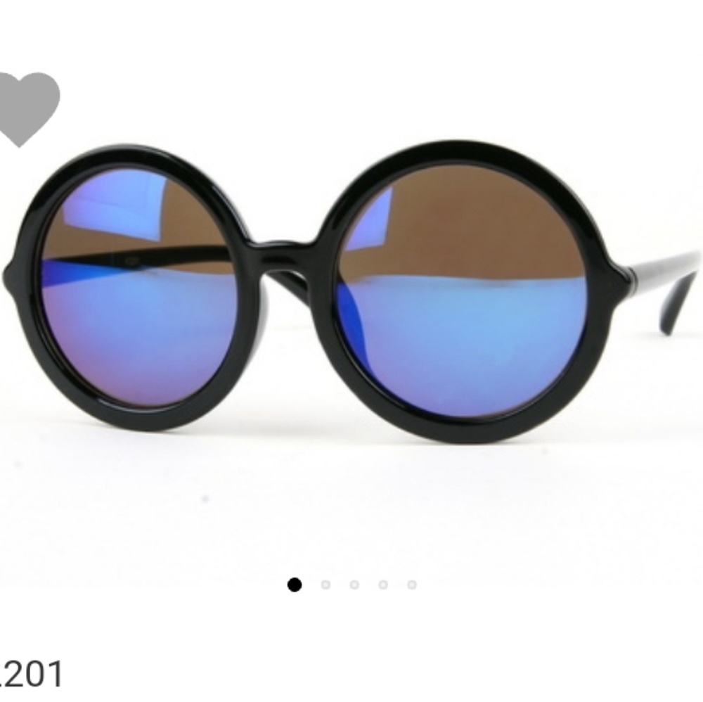 Emberelle West | Yesler Round Retro Sunglasses